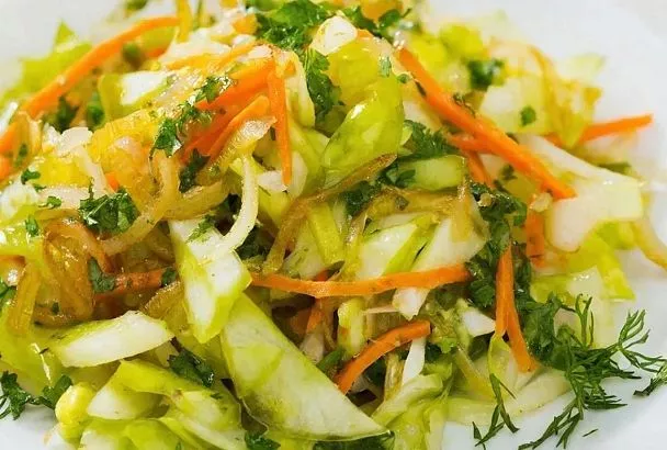 Салат с редькой без горечи: карамелизирую лук 7 минут — и на ужин хрустящие овощи с ароматной заправкой