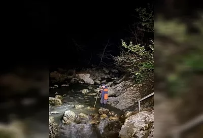 Спасатели помогли трем туристам перейти реку и выбраться из Агурского ущелья в Сочи