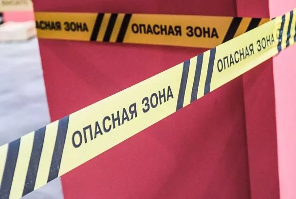 Обломки БПЛА повредили крышу и окна пятиэтажки в Краснодаре