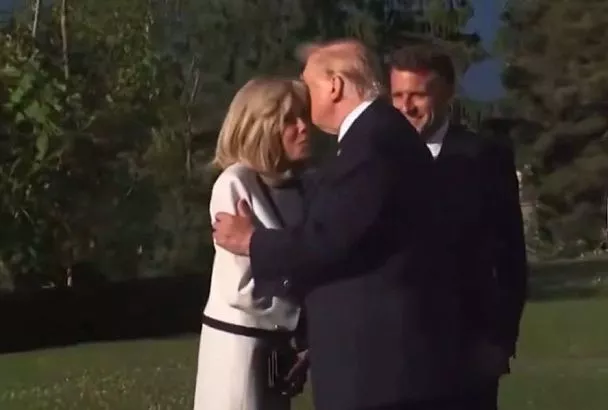 Трамп проигнорировал Макрона? Первая леди Франции получила «мужское» рукопожатие вместо президента