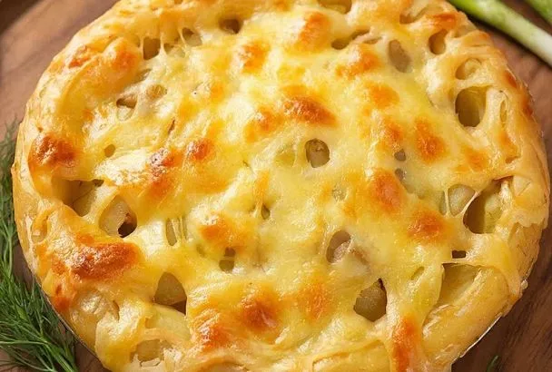 Картофельный пирог с курицей и грибами. Начинка - сочное рагу под сырной корочкой