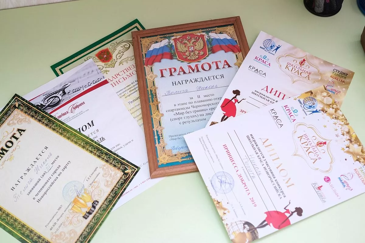 В комнате Ники есть небольшой «уголок славы», где висят все завоеванные ею медали. В комнате Ники есть небольшой «уголок славы», где висят все завоеванные ею медали.