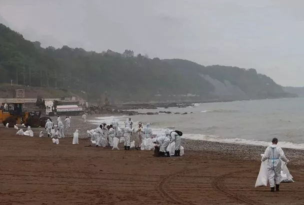 Более 31,2 тыс. тыс. кубометров загрязненного грунта и водомазутной смеси собрали в Туапсе