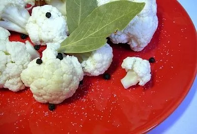 Когда маринованные и соленые огурцы надоели, заготавливаю в стеклянной банке цветную капусту. Секрет идеальной закуски «на скорую руку»