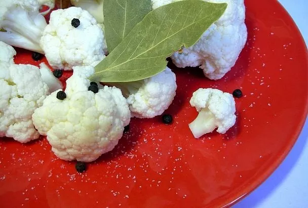 Когда маринованные и соленые огурцы надоели, заготавливаю в стеклянной банке цветную капусту. Секрет идеальной закуски «на скорую руку»