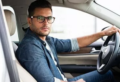 Водителям с таким зрением запрещено сдавать на права — им напомнили о существующих нормах и ограничениях