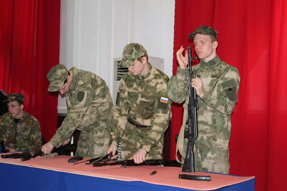 Воспитанники военно-патриотических клубов района продемонстрировали свое мастерство по разборке и сборке автомата и строевые приемы с оружием.