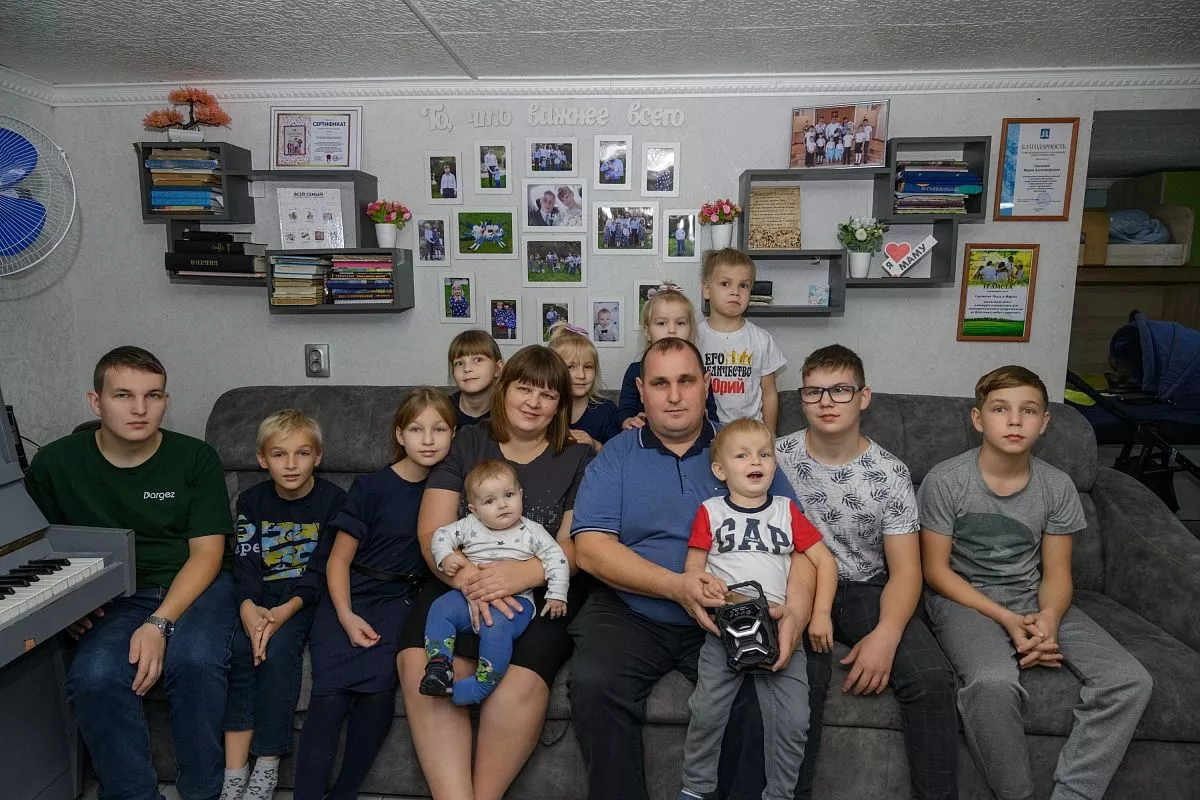   Детки у супругов Савченко получаются почти как на подбор – все светленькие, красивые и умные. Старшему сыну уже 16 лет, а самому младшем всего семь месяцев.