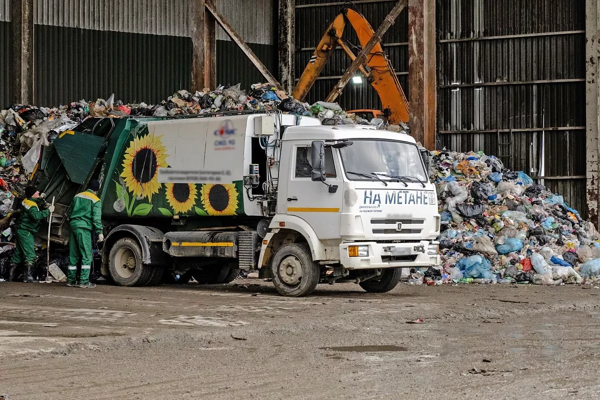 Работа на Белореченском полигоне твердых бытовых отходов кипит круглые сутки.