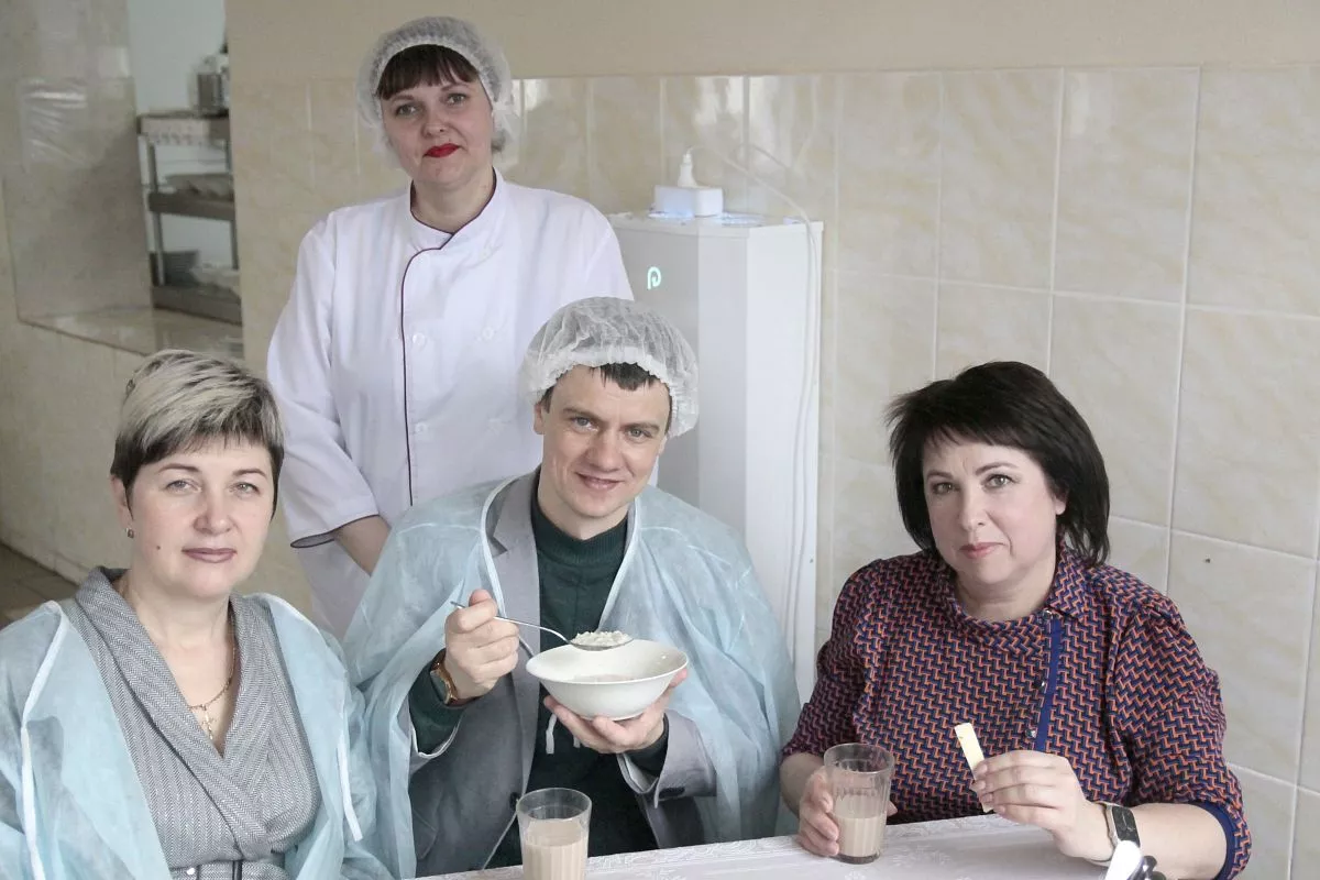Директор Комбината школьного питания Тихорецкого района Елена Власенко, заведующая производством школьной столовой Надежда Калайда, корреспондент «КН» Денис Батов и директор школы № 2 Вера Бутова. 