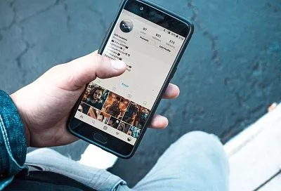 Почему осенью в соцсетях хочется грустить: эксперт раскрыла механизм «осеннего скроллинга»