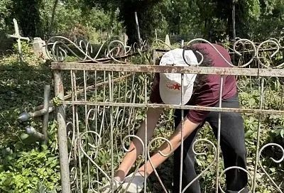 Волонтеры наводят порядок на воинских захоронениях и мемориалах Всесвятского кладбища в Краснодаре