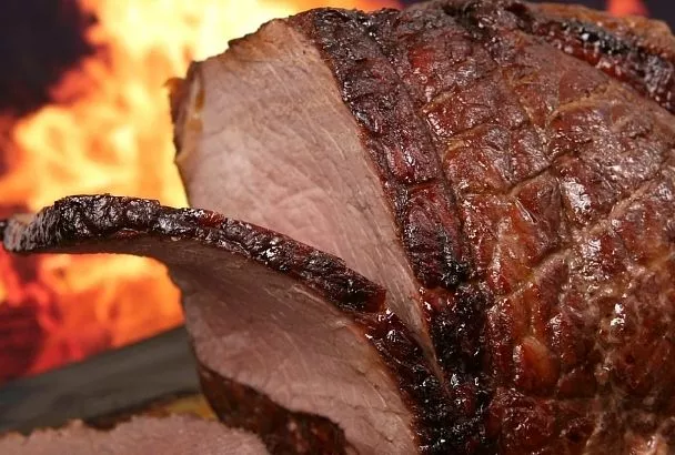 Это мясо будет таять во рту, словно сливочный крем. А готовить его довольно просто, главное - не забыть про мед и горчицу