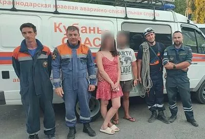 Под Геленджиком спасатели эвакуировали туристов, застрявших на отсыпном склоне