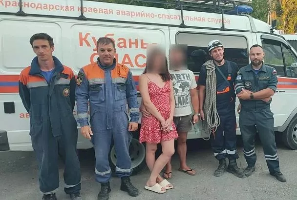 Под Геленджиком спасатели эвакуировали туристов, застрявших на отсыпном склоне