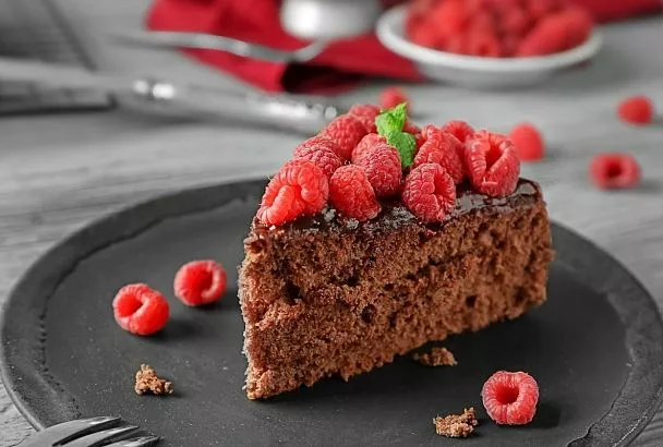 Шоколадный пирог к чаю без масла, молока, кефира и яиц с насыщенным шоколадным вкусом и нежной текстурой