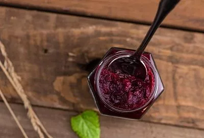 Одной баночки будет мало! Простой рецепт изысканной и невероятно вкусной закуски из сливы и чеснока