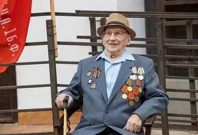 Вениамин Кондратьев поздравил ветерана Великой Отечественной войны Алексея Парфенова со 102-летием
