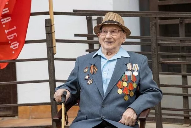 Вениамин Кондратьев поздравил ветерана Великой Отечественной войны Алексея Парфенова со 102-летием