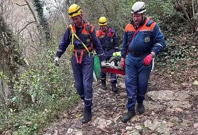 Спасатели эвакуировали из леса в Сочи женщину с травмой ноги