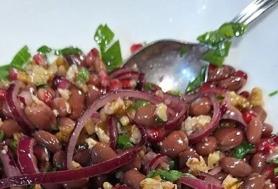 Стоять у плиты не надо: открыл фасоль, всё смешал — и через 5 минут легкий салат готов: рецепт для самых занятых