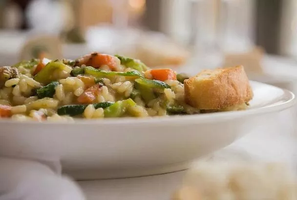 Новогоднее ризотто с овощами вместо «Оливье»: лёгкое, кремовое и яркое — без лишний калорий