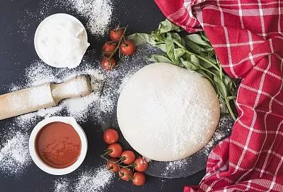 Простое дрожжевое тесто для пиццы - тонкое, хрустящее и нежное с первого раза