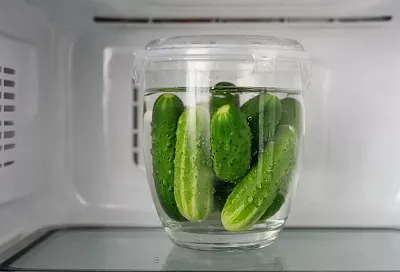 Маринованные огурцы в микроволновке: тот самый вкус и хруст за 5 минут