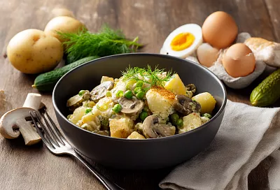 Салат «картошка–курица–грибы»: с жареными шампиньонами и желтковой заправкой
