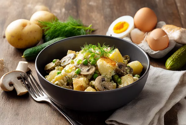 Салат «картошка–курица–грибы»: с жареными шампиньонами и желтковой заправкой