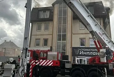 25 человек эвакуировали из горящего трехэтажного офисного здания в Новороссийске