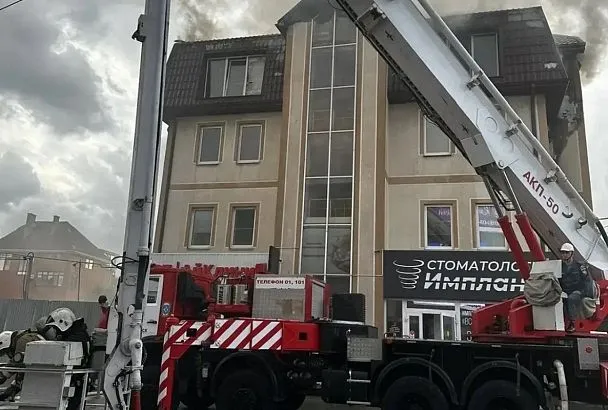 25 человек эвакуировали из горящего трехэтажного офисного здания в Новороссийске
