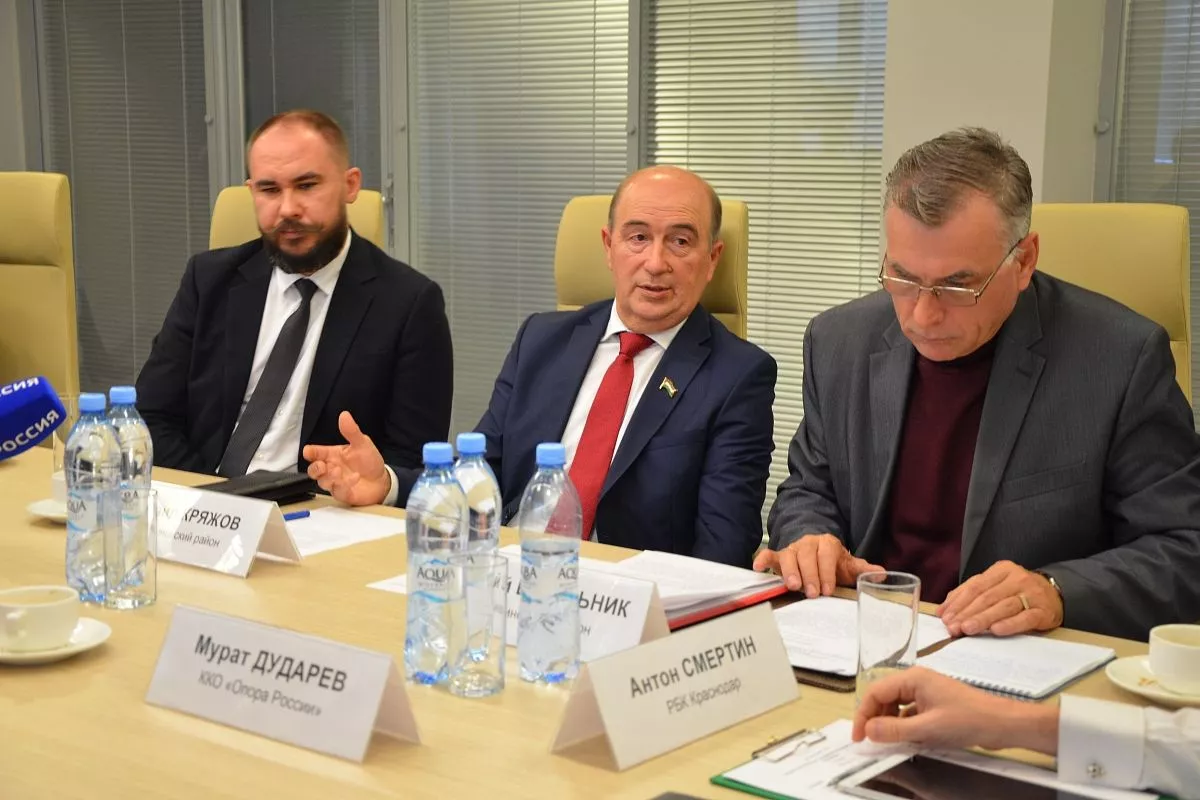 По словам главы Щербиновского района Сергея Цирульника, ситуация складывается катастрофическая: через месяц нужно будет трудоустроить тысячи человек.