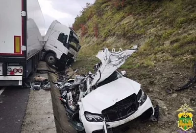Четыре человека, в том числе двое детей, погибли в ДТП на трассе Джубга-Сочи