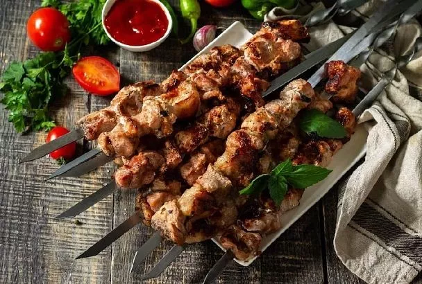 Гастроэнтеролог перечислил маринады для мяса, которые не раздражают желудок