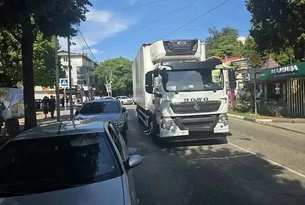 Рефрижератор раздавил женщину на пешеходном переходе в Сочи