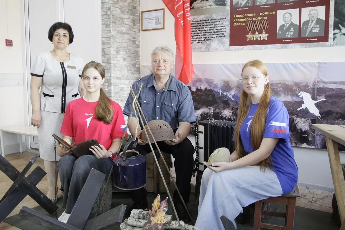 Замдиректора гимназии Светлана Белая, преподаватель ОБЗЖ, начштаба районного отделения «Юнармии» Владимир Афанасенко вместе с активистками юнармейского движения Анастасией Задорожной и Дариной Афанасенко в Зале Боевой Славы гимназии.