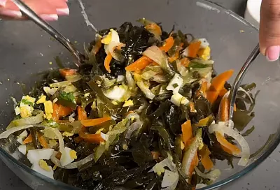 Идеальный салат из морской капусты — пошаговый рецепт: такой простой, что его приготовит даже новичок 