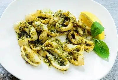 Если любите морепродукты, то хоть раз приготовьте кольца кальмара в зеленом соусе из шпината и петрушки. Это будет ваше фирменное блюдо!