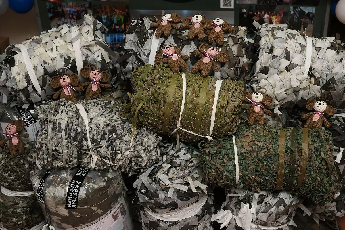 Волонтеры «Армейской кухни» с января 2023 года изготовили и отправили на СВО почти 84 тысячи квадратных метров маскировочных сетей и около 4 тысяч маскировочных халатов