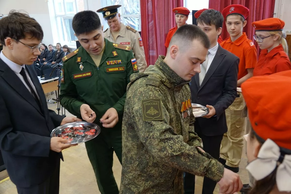 Ефрейтор Колмыков лично вручил каждому новобранцу юнармейский значок и заветную книжку члена движения.