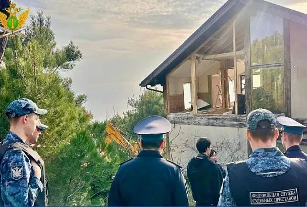 Жилой комплекс на берегу моря сносят в Геленджике