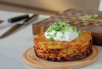 Картофельный торт от шефа Ивлева: вместо коржей - хрустящие драники, а вместо крема - пикантные копчености