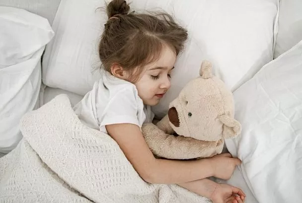 Недружеские объятья: педиатр рассказала, о неожиданных последствиях слишком сильной любви малышей к мягким игрушкам