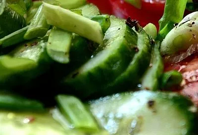 Делаем битые огурцы за 15 минут: самый простой рецепт с азиатским шармом