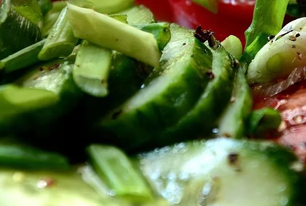 Делаем битые огурцы за 15 минут: самый простой рецепт с азиатским шармом