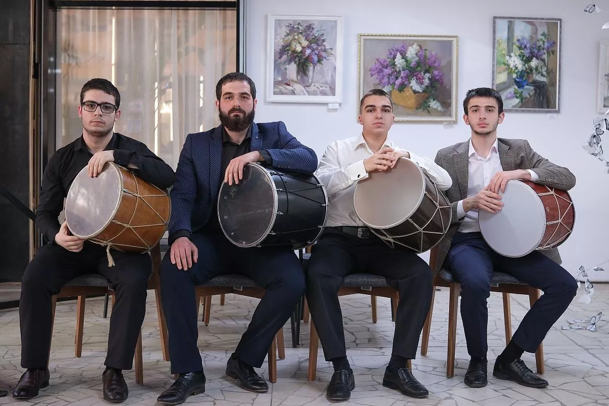 Барабаны ансамбля кавказской музыки «Горский дух» покорили сердца участников форума баны ансамбля кавказско «Одна страна - одна семья».