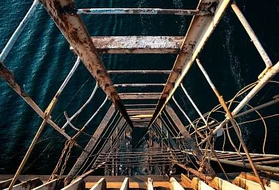 На производственную площадку доставили все секции коффердамов для откачки мазута с затонувших танкеров