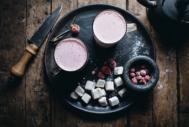 Кефирный коктейль с зефиром и ягодами