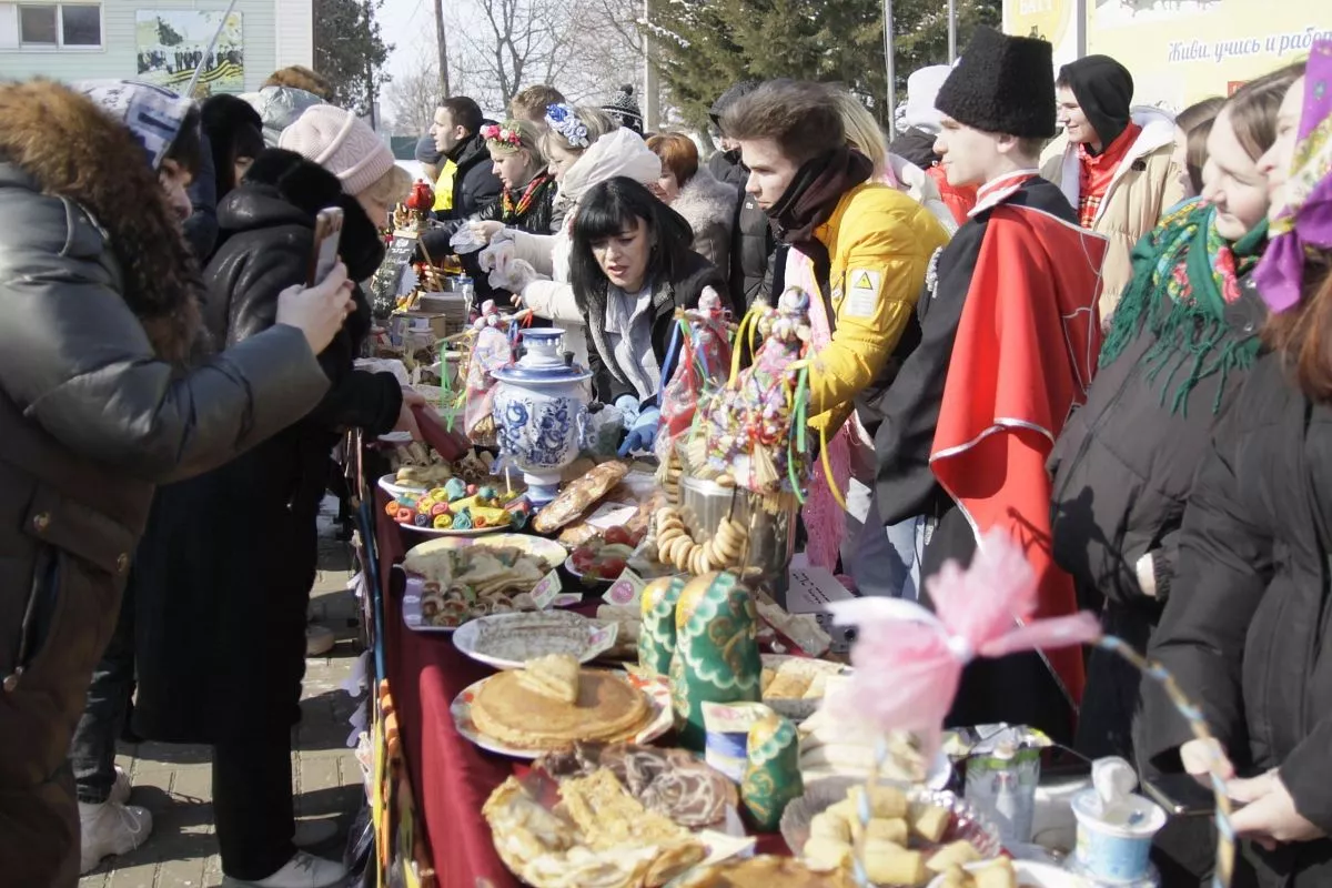 Преподаватели, студенты и их родители представили гостям домашние кулинарные шедевры.    